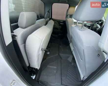 Белый Шевроле Сильверадо, объемом двигателя 5.33 л и пробегом 147 тыс. км за 26500 $, фото 5 на Automoto.ua