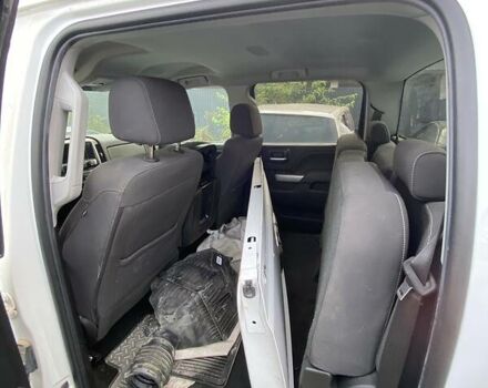 Білий Шевроле Сільверадо, об'ємом двигуна 6.6 л та пробігом 185 тис. км за 19400 $, фото 14 на Automoto.ua