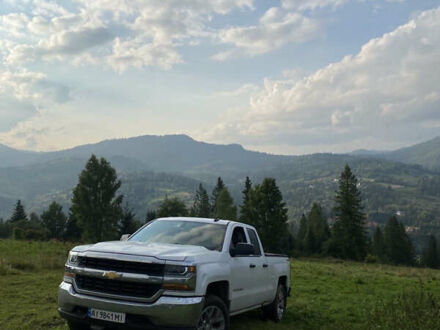 Белый Шевроле Сильверадо, объемом двигателя 5.33 л и пробегом 147 тыс. км за 26500 $, фото 1 на Automoto.ua