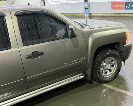 Серый Шевроле Сильверадо, объемом двигателя 4.8 л и пробегом 141 тыс. км за 15700 $, фото 4 на Automoto.ua