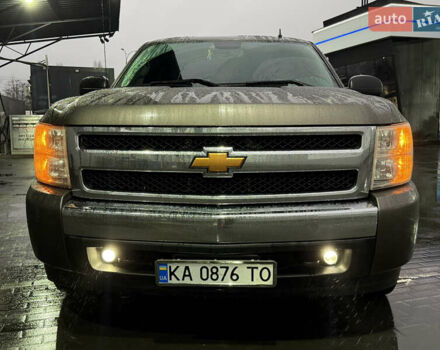 Серый Шевроле Сильверадо, объемом двигателя 4.8 л и пробегом 141 тыс. км за 15700 $, фото 3 на Automoto.ua