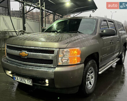 Серый Шевроле Сильверадо, объемом двигателя 4.8 л и пробегом 141 тыс. км за 15700 $, фото 1 на Automoto.ua