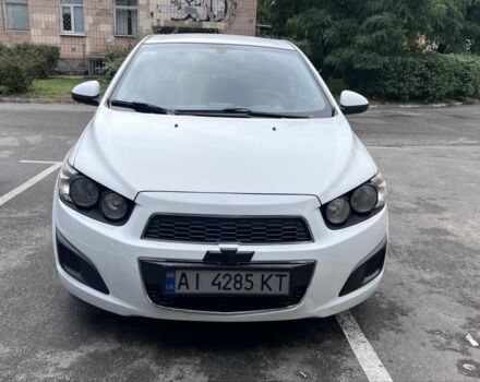 Белый Шевроле Соник, объемом двигателя 1.2 л и пробегом 349 тыс. км за 5500 $, фото 1 на Automoto.ua
