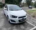 Белый Шевроле Соник, объемом двигателя 1.2 л и пробегом 349 тыс. км за 5500 $, фото 1 на Automoto.ua