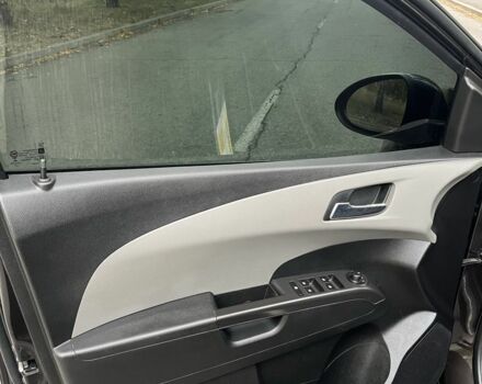 Черный Шевроле Соник, объемом двигателя 1.8 л и пробегом 137 тыс. км за 6500 $, фото 6 на Automoto.ua