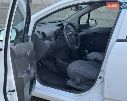 Белый Шевроле Спарк, объемом двигателя 1 л и пробегом 143 тыс. км за 3600 $, фото 28 на Automoto.ua