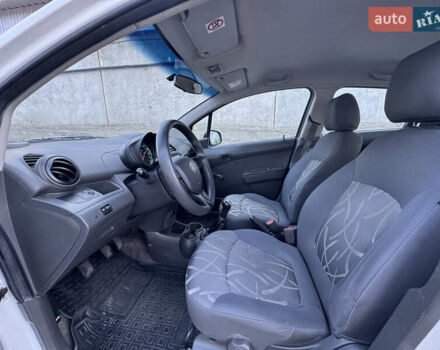 Белый Шевроле Спарк, объемом двигателя 1 л и пробегом 143 тыс. км за 3600 $, фото 32 на Automoto.ua