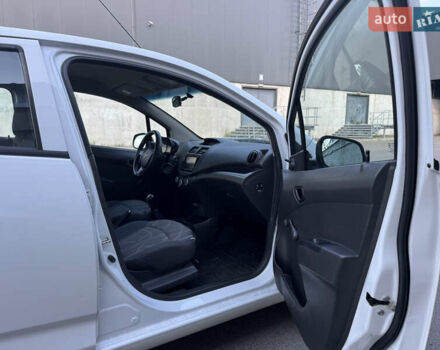 Белый Шевроле Спарк, объемом двигателя 1 л и пробегом 143 тыс. км за 3600 $, фото 23 на Automoto.ua