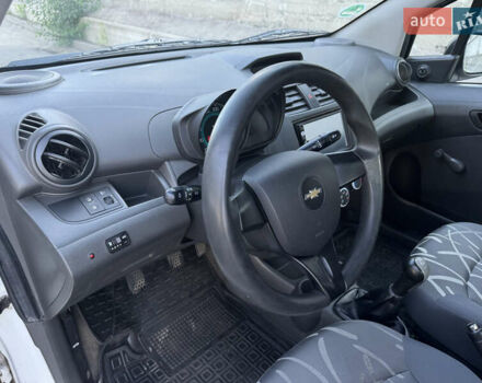 Белый Шевроле Спарк, объемом двигателя 1 л и пробегом 143 тыс. км за 3600 $, фото 30 на Automoto.ua
