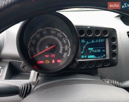 Красный Шевроле Спарк, объемом двигателя 0 л и пробегом 245 тыс. км за 3500 $, фото 1 на Automoto.ua