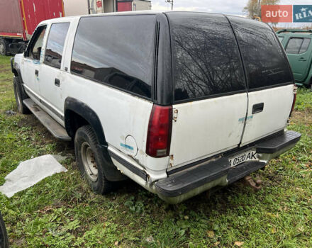 Белый Шевроле Субурбан, объемом двигателя 5.7 л и пробегом 250 тыс. км за 4500 $, фото 6 на Automoto.ua