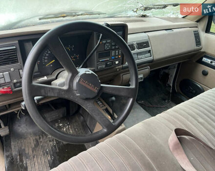 Белый Шевроле Субурбан, объемом двигателя 5.7 л и пробегом 250 тыс. км за 4500 $, фото 7 на Automoto.ua