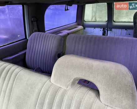 Белый Шевроле Субурбан, объемом двигателя 5.7 л и пробегом 250 тыс. км за 4500 $, фото 11 на Automoto.ua