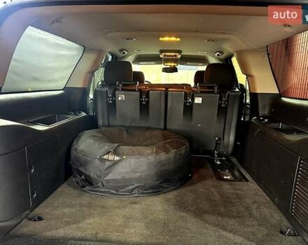 Белый Шевроле Субурбан, объемом двигателя 5.3 л и пробегом 190 тыс. км за 21000 $, фото 4 на Automoto.ua