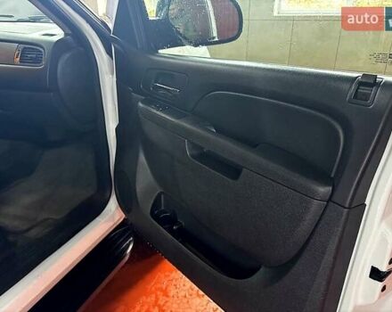 Белый Шевроле Субурбан, объемом двигателя 5.3 л и пробегом 190 тыс. км за 21000 $, фото 3 на Automoto.ua