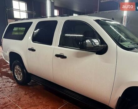 Белый Шевроле Субурбан, объемом двигателя 5.3 л и пробегом 190 тыс. км за 21000 $, фото 1 на Automoto.ua