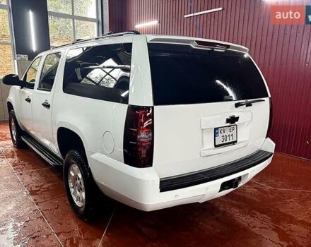 Белый Шевроле Субурбан, объемом двигателя 5.3 л и пробегом 190 тыс. км за 21000 $, фото 5 на Automoto.ua