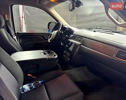 Белый Шевроле Субурбан, объемом двигателя 5.3 л и пробегом 190 тыс. км за 21000 $, фото 2 на Automoto.ua