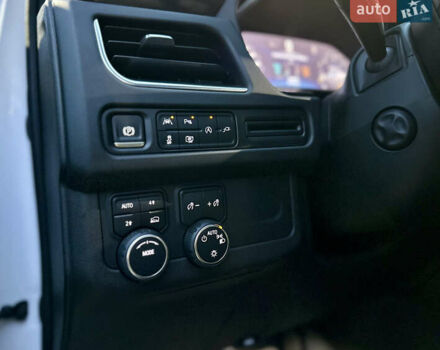 Белый Шевроле Субурбан, объемом двигателя 3 л и пробегом 79 тыс. км за 65999 $, фото 43 на Automoto.ua