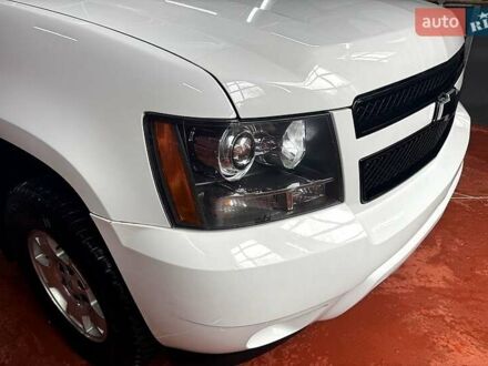 Белый Шевроле Субурбан, объемом двигателя 5.3 л и пробегом 190 тыс. км за 21000 $, фото 1 на Automoto.ua