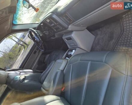 Черный Шевроле Субурбан, объемом двигателя 5.73 л и пробегом 344 тыс. км за 9300 $, фото 5 на Automoto.ua