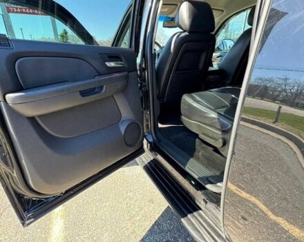 Черный Шевроле Субурбан, объемом двигателя 5.3 л и пробегом 81 тыс. км за 3000 $, фото 3 на Automoto.ua