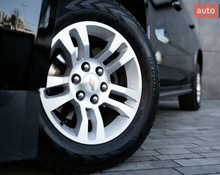 Черный Шевроле Субурбан, объемом двигателя 5.33 л и пробегом 153 тыс. км за 33000 $, фото 3 на Automoto.ua