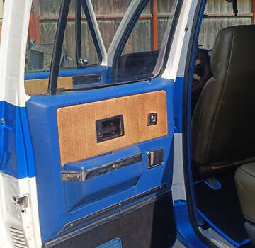 Синий Шевроле Субурбан, объемом двигателя 6.2 л и пробегом 45 тыс. км за 19000 $, фото 20 на Automoto.ua