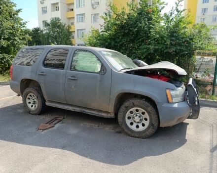Серый Шевроле Тахо, объемом двигателя 5.3 л и пробегом 200 тыс. км за 3800 $, фото 1 на Automoto.ua