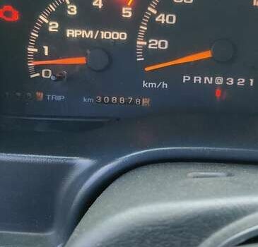 Зеленый Шевроле Тахо, объемом двигателя 5.7 л и пробегом 310 тыс. км за 10000 $, фото 4 на Automoto.ua