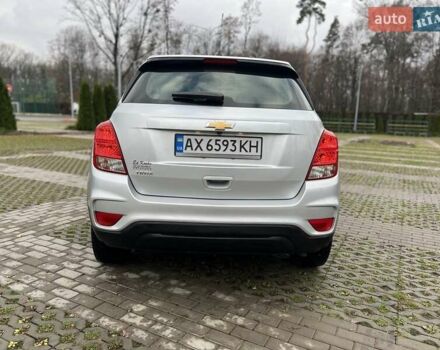 Серый Шевроле Trax, объемом двигателя 1.36 л и пробегом 104 тыс. км за 11300 $, фото 4 на Automoto.ua