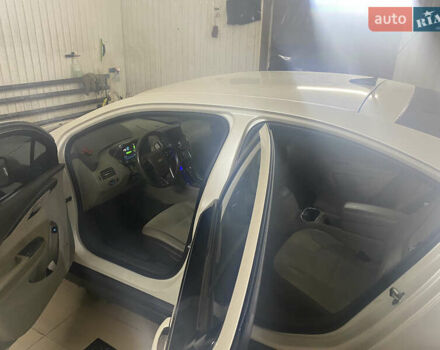 Белый Шевроле Вольт, объемом двигателя 1.4 л и пробегом 250 тыс. км за 10500 $, фото 24 на Automoto.ua