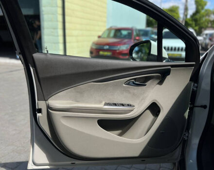 Шевроле Вольт 2013 в Ивано-Франковске на Automoto.ua Белый Шевроле Вольт, объемом двигателя 1.4 л и пробегом 157 тыс. км за 11700 $, фото 6 на Automoto.ua