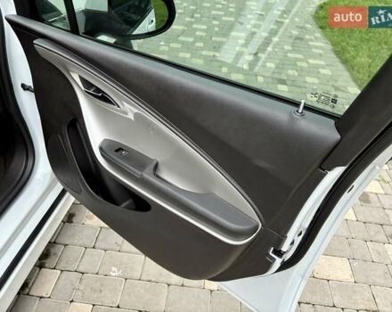 Белый Шевроле Вольт, объемом двигателя 1.4 л и пробегом 85 тыс. км за 9999 $, фото 45 на Automoto.ua