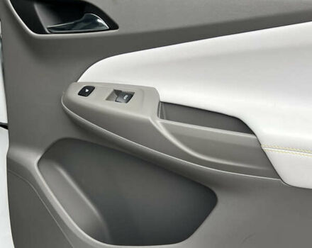 Белый Шевроле Bolt EUV, объемом двигателя 0 л и пробегом 11 тыс. км за 23500 $, фото 28 на Automoto.ua