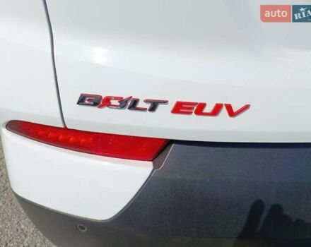 Белый Шевроле Bolt EUV, объемом двигателя 0 л и пробегом 11 тыс. км за 24900 $, фото 3 на Automoto.ua