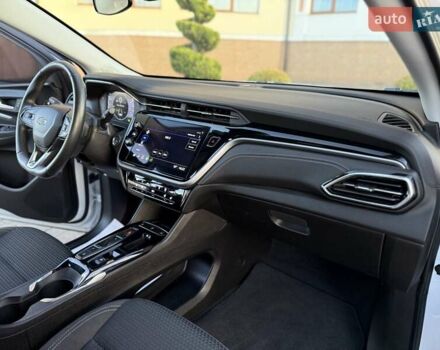 Белый Шевроле Bolt EUV, объемом двигателя 0 л и пробегом 16 тыс. км за 20550 $, фото 92 на Automoto.ua