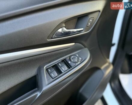 Белый Шевроле Bolt EUV, объемом двигателя 0 л и пробегом 16 тыс. км за 20550 $, фото 85 на Automoto.ua