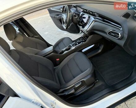 Белый Шевроле Bolt EUV, объемом двигателя 0 л и пробегом 16 тыс. км за 20550 $, фото 100 на Automoto.ua