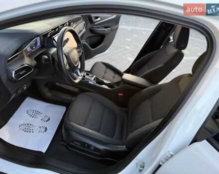 Белый Шевроле Bolt EUV, объемом двигателя 0 л и пробегом 16 тыс. км за 20550 $, фото 66 на Automoto.ua