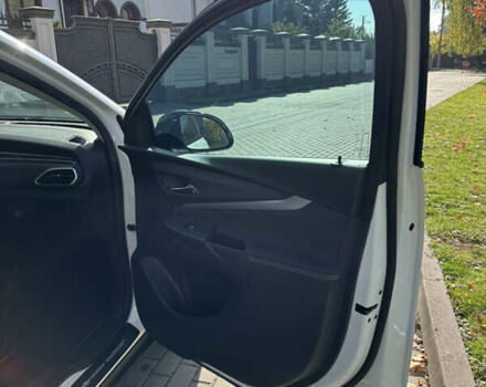 Белый Шевроле Bolt EUV, объемом двигателя 0 л и пробегом 36 тыс. км за 14300 $, фото 6 на Automoto.ua