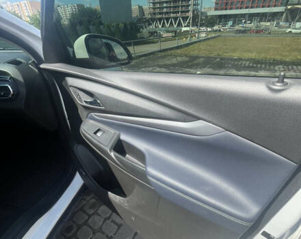 Белый Шевроле Bolt EUV, объемом двигателя 0 л и пробегом 52 тыс. км за 22000 $, фото 17 на Automoto.ua