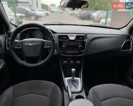 Белый Крайслер 200, объемом двигателя 2.36 л и пробегом 350 тыс. км за 5600 $, фото 3 на Automoto.ua