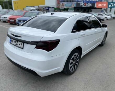 Белый Крайслер 200, объемом двигателя 2.36 л и пробегом 350 тыс. км за 5600 $, фото 5 на Automoto.ua