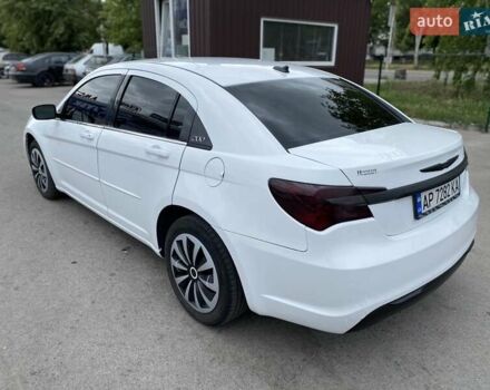 Белый Крайслер 200, объемом двигателя 2.36 л и пробегом 350 тыс. км за 5600 $, фото 8 на Automoto.ua