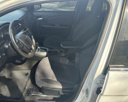 Белый Крайслер 200, объемом двигателя 2.4 л и пробегом 310 тыс. км за 5900 $, фото 9 на Automoto.ua
