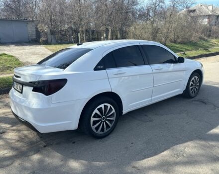 Белый Крайслер 200, объемом двигателя 2.4 л и пробегом 310 тыс. км за 5900 $, фото 3 на Automoto.ua