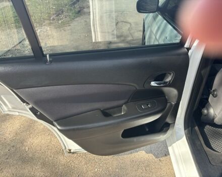 Белый Крайслер 200, объемом двигателя 2.4 л и пробегом 310 тыс. км за 5900 $, фото 10 на Automoto.ua