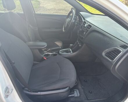 Белый Крайслер 200, объемом двигателя 2.4 л и пробегом 310 тыс. км за 5900 $, фото 16 на Automoto.ua