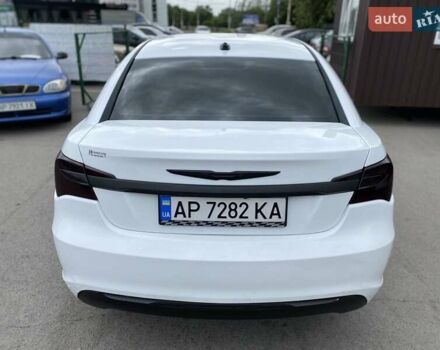 Белый Крайслер 200, объемом двигателя 2.36 л и пробегом 350 тыс. км за 5600 $, фото 1 на Automoto.ua